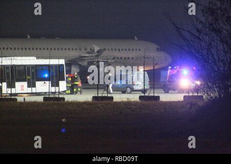 Le chaos à l'aéroport de Caselle, un marocain, qui était supposé être embarqués sur un avion de Royal Air Maroc à destination de Casablanca, s'est échappé, a grimpé sur un hangar menace de se jeter dans un refuge (Costantino Sergi, Turin - 2019-01-08) p.s. la foto e' utilizzabile nel rispetto del contesto dans cui e' stata scattata, e senza intento del diffamatorio decoro delle persone rappresentate Banque D'Images