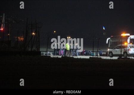 Le chaos à l'aéroport de Caselle, un marocain, qui était supposé être embarqués sur un avion de Royal Air Maroc à destination de Casablanca, s'est échappé, a grimpé sur un hangar menace de se jeter dans un refuge (Costantino Sergi, Turin - 2019-01-08) p.s. la foto e' utilizzabile nel rispetto del contesto dans cui e' stata scattata, e senza intento del diffamatorio decoro delle persone rappresentate Banque D'Images