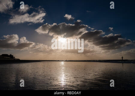 09 janvier 2019, Basse-Saxe, Borkum : Le soleil brille derrière les nuages sur la plage de Borkum. Photo : afp/Assanimoghaddam Mohssen Banque D'Images