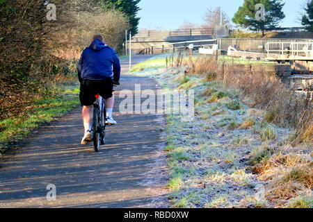 Glasgow, Écosse, Royaume-Uni, 09 janvier 2019. Météo France : journée ensoleillée sur la ville après une nuit de gel sur le Forth and Clyde canal comme les habitants souffrent du froid. Gerard crédit Ferry/Alamy Live News Banque D'Images