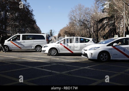 Madrid, Espagne. Jan 9, 2019. Déménagement Taxi à travers les rues de Madrid. Les chauffeurs de taxi de Madrid démontrer à demander que la proportion d'un même véhicule avec chauffeur (DCV) être remplies pour chaque tranche de 30 taxis dans la Communauté de Madrid, le 9 janvier, 2019 à Madrid, Espagne Credit : Jésus Encarna/ZUMA/Alamy Fil Live News Banque D'Images