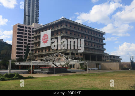 Beyrouth, Liban. Jan 9, 2019. Saint George Hotel un bâtiment historique qui a été gravement endommagé pendant la guerre civile libanaise dont la rénovation est empêché en raison d'un désaccord en cours entre un Solidere Real Estate Holding Company fondée par Rafic Hariri et le propriétaire de l'hôtel Fadi El Khoury Crédit : amer ghazzal/Alamy Live News Banque D'Images