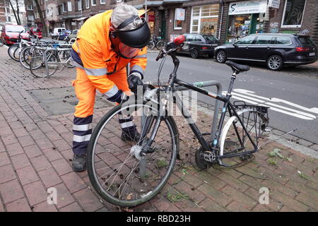 Hanovre, Allemagne. 09Th Jan, 2019. Un employé de l'aah Zweckverband Abfallwirtschaft Region Hannover ouvre une serrure d'un vieux vélo avec une meuleuse d'angle. À Hanovre, ferraille évidente des bicyclettes sont marqués avant qu'ils soient ramassés après une période d'un mois et finalement mis au rebut. Au cours des années, des centaines de bicyclettes ont été éliminés. Credit : Sonja Wurtscheid/dpa/Alamy Live News Banque D'Images