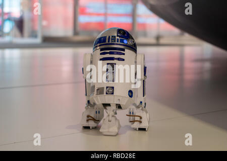 Shanghai, Chine. Jan 9, 2019. Shanghai, Chine - le 10 centimètres de hauteur de robot R2-D2, tirée de l'épisode dans le films de Star Wars, travaille comme agent de sécurité dans un centre commercial à Shanghai, Chine. Crédit : SIPA Asie/ZUMA/Alamy Fil Live News Banque D'Images