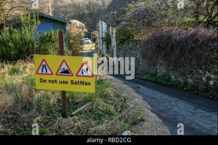 Horsley, Gloucestershire, Royaume-Uni. Jan 9, 2019. À la suite d'une erreur de navigation par un chauffeur de camion articulé, un signe cette nouvelle route s'ouvre dans le village de Cotswold Horsley, avertissement de l'étroitesse de la voie à voie unique. Le camion avait, semble-t-il pour être tiré en arrière de la voie. Crédit : charlie bryan/Alamy Live News Banque D'Images