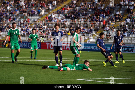 9 janvier 2019, Stade Al-Nahyan, Abu Dhabi, Émirats arabes unis ; football coupe d'Asie de l'AFC, le Japon contre le Turkménistan ; Yuya Osako du Japon voit son tir sauvé Banque D'Images