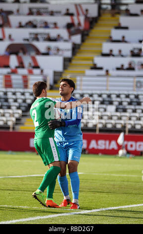 9 janvier 2019, Stade Al-Nahyan, Abu Dhabi, Émirats arabes unis ; football coupe d'Asie de l'AFC, le Japon contre le Turkménistan ; gardien de Mammet Orazmuhammedow du Turkménistan est embrassé par Zafar Babajanow après une amende enregistrer dans l'objectif Banque D'Images