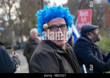 Londres, Royaume-Uni. 9 janvier 2019, un manifestant en Europe restent avec une perruque bleu Crédit : Ian Davidson/Alamy Live News Banque D'Images