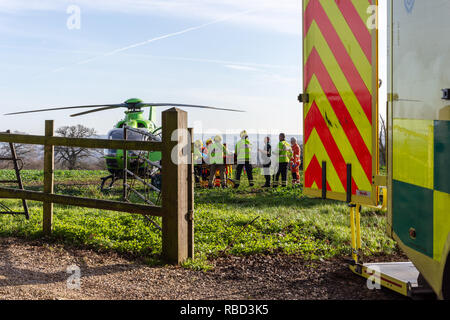 Bradford Leigh, Wiltshire, Royaume-Uni. 09Th Jan, 2019. Firecrew ambulance, soins critiques et charge l'équipage victime sur la Great Western Air ambulance pour le transfert à l'hôpital après avoir reçu des blessures mettant la vie en danger lorsqu'un véhicule a été conduit à son honneur Estelle Bowden/Alamy live news Banque D'Images