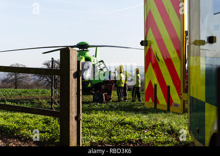 Bradford Leigh, Wiltshire, Royaume-Uni. 09Th Jan, 2019. Firecrew ambulance, soins critiques et charge l'équipage victime sur la Great Western Air ambulance pour le transfert à l'hôpital après avoir reçu des blessures mettant la vie en danger lorsqu'un véhicule a été conduit à son honneur Estelle Bowden/Alamy live news Banque D'Images