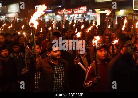 Plusieurs artistes, comédiens, chanteurs d'Assam avec d'autres personnes prenant une torche lampe de rassemblement à protester contre la citoyenneté (Amendment) Bill 2016 à Guwahati, Assam, Inde Le mercredi, Janvier 09, 2019. La chambre basse de l'Inde a adopté hier une loi qui va accorder la citoyenneté aux membres de certaines minorités religieuses mais pas les musulmans. - Le projet de loi couvre des groupes choisis -- y compris les Hindous, les chrétiens et les Sikhs -- qui avait quitté le Bangladesh, le Pakistan et l'Afghanistan et qui ont vécu en Inde pendant au moins six ans. Photo : David Talukdar/Alamy Live News Banque D'Images