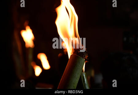 Plusieurs artistes, comédiens, chanteurs d'Assam avec d'autres personnes prenant une torche lampe de rassemblement à protester contre la citoyenneté (Amendment) Bill 2016 à Guwahati, Assam, Inde Le mercredi, Janvier 09, 2019. La chambre basse de l'Inde a adopté hier une loi qui va accorder la citoyenneté aux membres de certaines minorités religieuses mais pas les musulmans. - Le projet de loi couvre des groupes choisis -- y compris les Hindous, les chrétiens et les Sikhs -- qui avait quitté le Bangladesh, le Pakistan et l'Afghanistan et qui ont vécu en Inde pendant au moins six ans. Photo : David Talukdar/Alamy Live News Banque D'Images