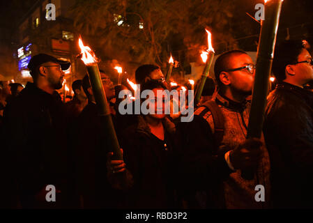 Plusieurs artistes, comédiens, chanteurs d'Assam avec d'autres personnes prenant une torche lampe de rassemblement à protester contre la citoyenneté (Amendment) Bill 2016 à Guwahati, Assam, Inde Le mercredi, Janvier 09, 2019. La chambre basse de l'Inde a adopté hier une loi qui va accorder la citoyenneté aux membres de certaines minorités religieuses mais pas les musulmans. - Le projet de loi couvre des groupes choisis -- y compris les Hindous, les chrétiens et les Sikhs -- qui avait quitté le Bangladesh, le Pakistan et l'Afghanistan et qui ont vécu en Inde pendant au moins six ans. Photo : David Talukdar/Alamy Live News Banque D'Images