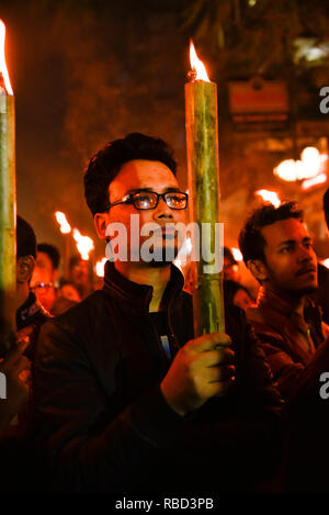 Plusieurs artistes, comédiens, chanteurs d'Assam avec d'autres personnes prenant une torche lampe de rassemblement à protester contre la citoyenneté (Amendment) Bill 2016 à Guwahati, Assam, Inde Le mercredi, Janvier 09, 2019. La chambre basse de l'Inde a adopté hier une loi qui va accorder la citoyenneté aux membres de certaines minorités religieuses mais pas les musulmans. - Le projet de loi couvre des groupes choisis -- y compris les Hindous, les chrétiens et les Sikhs -- qui avait quitté le Bangladesh, le Pakistan et l'Afghanistan et qui ont vécu en Inde pendant au moins six ans. Photo : David Talukdar/Alamy Live News Banque D'Images