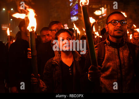 Plusieurs artistes, comédiens, chanteurs d'Assam avec d'autres personnes prenant une torche lampe de rassemblement à protester contre la citoyenneté (Amendment) Bill 2016 à Guwahati, Assam, Inde Le mercredi, Janvier 09, 2019. La chambre basse de l'Inde a adopté hier une loi qui va accorder la citoyenneté aux membres de certaines minorités religieuses mais pas les musulmans. - Le projet de loi couvre des groupes choisis -- y compris les Hindous, les chrétiens et les Sikhs -- qui avait quitté le Bangladesh, le Pakistan et l'Afghanistan et qui ont vécu en Inde pendant au moins six ans. Photo : David Talukdar/Alamy Live News Banque D'Images