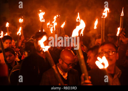 Plusieurs artistes, comédiens, chanteurs d'Assam avec d'autres personnes prenant une torche lampe de rassemblement à protester contre la citoyenneté (Amendment) Bill 2016 à Guwahati, Assam, Inde Le mercredi, Janvier 09, 2019. La chambre basse de l'Inde a adopté hier une loi qui va accorder la citoyenneté aux membres de certaines minorités religieuses mais pas les musulmans. - Le projet de loi couvre des groupes choisis -- y compris les Hindous, les chrétiens et les Sikhs -- qui avait quitté le Bangladesh, le Pakistan et l'Afghanistan et qui ont vécu en Inde pendant au moins six ans. Photo : David Talukdar/Alamy Live News Banque D'Images