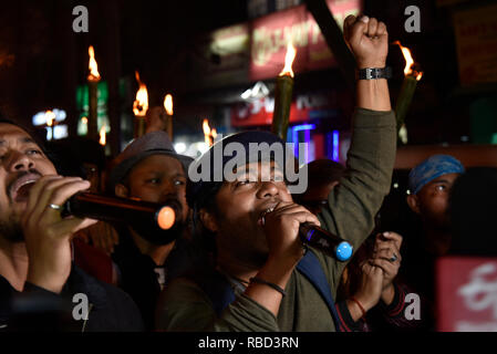 Plusieurs artistes, comédiens, chanteurs d'Assam avec d'autres personnes prenant une torche lampe de rassemblement à protester contre la citoyenneté (Amendment) Bill 2016 à Guwahati, Assam, Inde Le mercredi, Janvier 09, 2019. La chambre basse de l'Inde a adopté hier une loi qui va accorder la citoyenneté aux membres de certaines minorités religieuses mais pas les musulmans. - Le projet de loi couvre des groupes choisis -- y compris les Hindous, les chrétiens et les Sikhs -- qui avait quitté le Bangladesh, le Pakistan et l'Afghanistan et qui ont vécu en Inde pendant au moins six ans. Photo : David Talukdar/Alamy Live News Banque D'Images