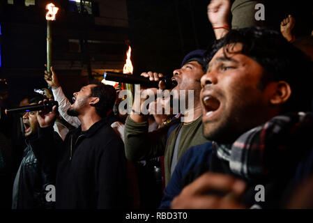 Plusieurs artistes, comédiens, chanteurs d'Assam avec d'autres personnes prenant une torche lampe de rassemblement à protester contre la citoyenneté (Amendment) Bill 2016 à Guwahati, Assam, Inde Le mercredi, Janvier 09, 2019. La chambre basse de l'Inde a adopté hier une loi qui va accorder la citoyenneté aux membres de certaines minorités religieuses mais pas les musulmans. - Le projet de loi couvre des groupes choisis -- y compris les Hindous, les chrétiens et les Sikhs -- qui avait quitté le Bangladesh, le Pakistan et l'Afghanistan et qui ont vécu en Inde pendant au moins six ans. Photo : David Talukdar/Alamy Live News Banque D'Images