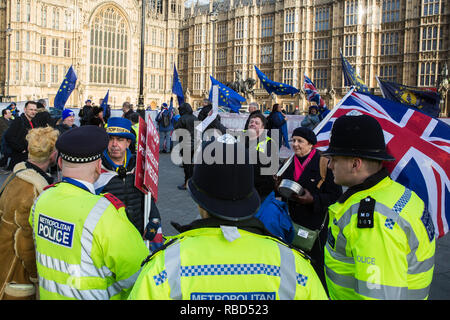 Londres, Royaume-Uni. Jan 9, 2019. Militant pro-UE Steve Bray de SODEM (Stand de Défi Mouvement européen) dépose une plainte à la police en ce qui concerne les membres du groupe pro-Brexit jaune UK perturbant leur protestation devant le Parlement le premier jour du débat à la Chambre des communes le premier ministre Theresa May's projet Brexit accord de retrait. Les services de police à l'extérieur du Parlement ont été renforcés à la suite de plaintes concernant le harcèlement de députés par jaune UK organisateurs. Credit : Mark Kerrison/Alamy Live News Banque D'Images