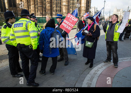 Londres, Royaume-Uni. Jan 9, 2019. Militant pro-UE Steve Bray de SODEM (Stand de Défi Mouvement européen) dépose une plainte à la police en ce qui concerne les membres du groupe pro-Brexit jaune UK perturbant leur protestation devant le Parlement le premier jour du débat à la Chambre des communes le premier ministre Theresa May's projet Brexit accord de retrait. Les services de police à l'extérieur du Parlement ont été renforcés à la suite de plaintes concernant le harcèlement de députés par jaune UK organisateurs. Credit : Mark Kerrison/Alamy Live News Banque D'Images