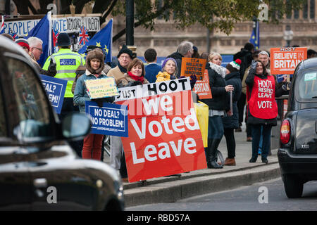 Londres, Royaume-Uni. Jan 9, 2019. Des militants d'un groupe pro-Brexit désigne le congé Congé de protestation devant le Parlement le premier jour du débat à la Chambre des communes le premier ministre Theresa May's projet Brexit accord de retrait. Credit : Mark Kerrison/Alamy Live News Banque D'Images