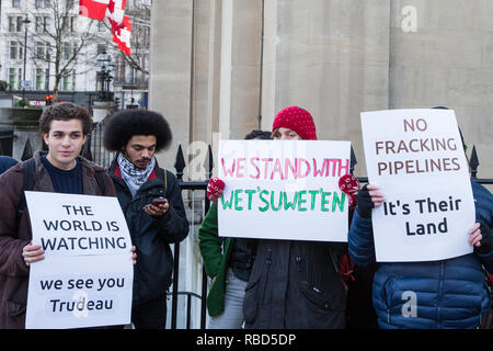 Londres, Royaume-Uni. 9 janvier, 2019. Les défenseurs de protester devant le Haut-commissariat du Canada en solidarité avec les Wet'suwet'en, une des premières nations de la Colombie-Britannique qui sont actuellement confrontés à l'expulsion après avoir bloqué la construction par TransCanada d'une fracturée gazoduc à travers leurs territoires. Credit : Mark Kerrison/Alamy Live News Banque D'Images