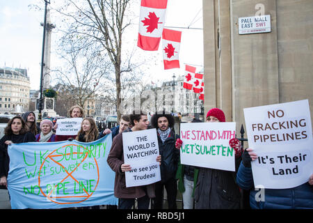 Londres, Royaume-Uni. 9 janvier, 2019. Les défenseurs de protester devant le Haut-commissariat du Canada en solidarité avec les Wet'suwet'en, une des premières nations de la Colombie-Britannique qui sont actuellement confrontés à l'expulsion après avoir bloqué la construction par TransCanada d'une fracturée gazoduc à travers leurs territoires. Credit : Mark Kerrison/Alamy Live News Banque D'Images