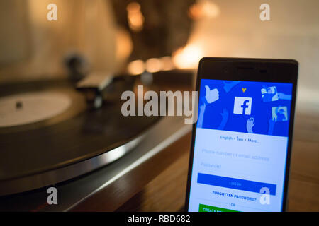 Bangkok, Thaïlande. Jan 9, 2019. L'application Facebook vu affichée sur un smartphone Android avec une vintage turntable en arrière-plan. Crédit : Guillaume Payen/SOPA Images/ZUMA/Alamy Fil Live News Banque D'Images