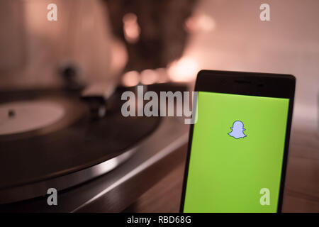 Bangkok, Thaïlande. Jan 9, 2019. L'application Snapchat vu affichée sur un smartphone Android avec une vintage turntable en arrière-plan. Crédit : Guillaume Payen/SOPA Images/ZUMA/Alamy Fil Live News Banque D'Images