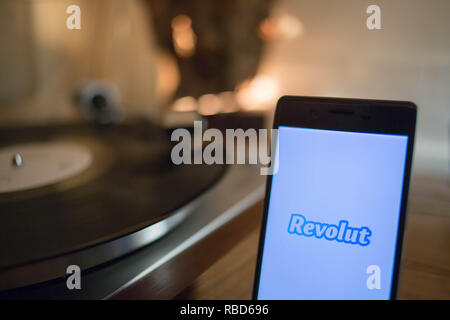 Bangkok, Thaïlande. Jan 9, 2019. L'application Revolut vu affichée sur un smartphone Android avec une vintage turntable en arrière-plan. Crédit : Guillaume Payen/SOPA Images/ZUMA/Alamy Fil Live News Banque D'Images