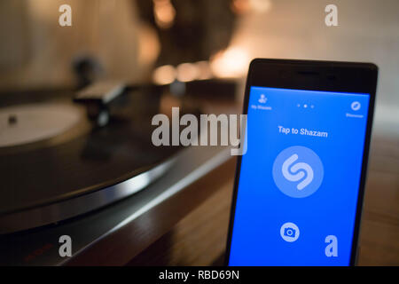 Bangkok, Thaïlande. Jan 9, 2019. L'application Shazam vu affichée sur un smartphone Android avec une vintage turntable en arrière-plan. Crédit : Guillaume Payen/SOPA Images/ZUMA/Alamy Fil Live News Banque D'Images