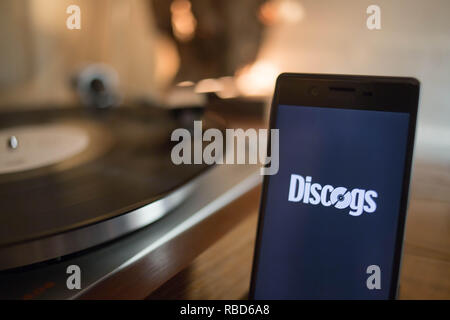 Bangkok, Thaïlande. Jan 9, 2019. L'application Discogs vu affichée sur un smartphone Android avec une vintage turntable en arrière-plan. Crédit : Guillaume Payen/SOPA Images/ZUMA/Alamy Fil Live News Banque D'Images