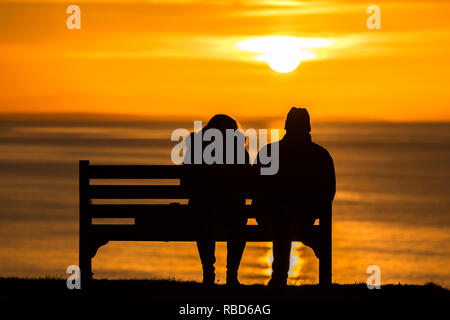 Aberystwyth, Ceredigion, pays de Galles, Royaume-Uni. 09Th Jan, 2019. Météo France : personnes ont apprécié un coucher de soleil sur la côte ouest d'Aberystwyth, à la fin d'un jour froid froid. Crédit : Ian Jones/Alamy Live News Banque D'Images