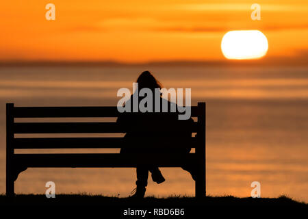 Aberystwyth, Ceredigion, pays de Galles, Royaume-Uni. 09Th Jan, 2019. Météo France : personnes ont apprécié un coucher de soleil sur la côte ouest d'Aberystwyth, à la fin d'un jour froid froid. Crédit : Ian Jones/Alamy Live News Banque D'Images