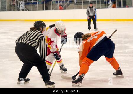 Dumfries, en Écosse, le 9 janvier 2019. Junfei Zhu de la Chine et de l'Esther de Jong des Pays-Bas face au cours de leur correspondance dans le Hockey sur glace 2019 U18 Women's World Championship, Division 1, Groupe B, à Dumfries bol de glace. Crédit : Colin Edwards/Alamy Live News. Banque D'Images