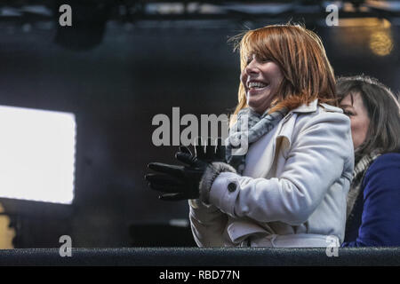 Westminster, London, 09th jan 2019. Sky News Presenter Kay Burley réagit une fois de plus surprise de l'objet de violence verbale et de chants par un groupe de partisans Brexit criant à elle. Les politiciens sont interviewés sur College Green pour donner leurs réactions à cet après-midi, modification de vote du Parlement, qui a été perdu par le gouvernement. Credit : Imageplotter News et Sports/Alamy Live News Banque D'Images