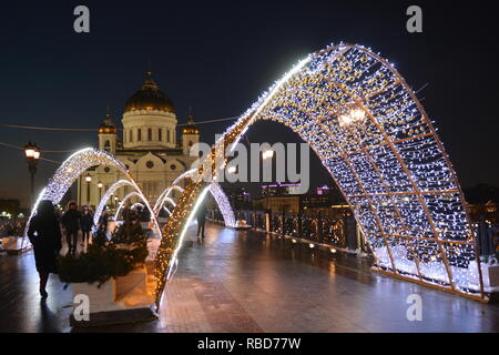 Moscou, Russie. 9 Jan 2019. Décorations de fête dans les rues de Moscou. Le Temple du Christ Sauveur. Prechistenskaya remblai. 9 janvier. 2019. Crédit : Pavel Kashaev/Alamy Live News Banque D'Images