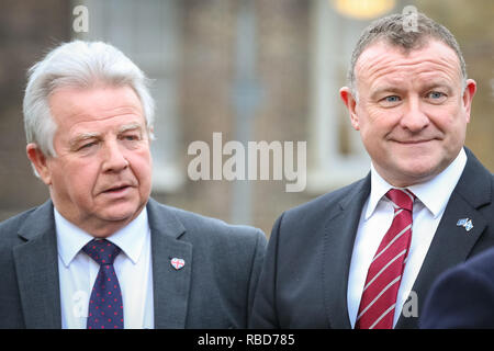 Westminster, London, 09th jan 2019. Député du Parti conservateur écossais Bill Grant (l) et a appelé l'Hendry, député du Parti national écossais pour Inverness (r) . Les politiciens sont interviewés sur College Green pour donner leurs réactions à cet après-midi, modification de vote du Parlement, qui a été perdu par le gouvernement. Credit : Imageplotter News et Sports/Alamy Live News Banque D'Images