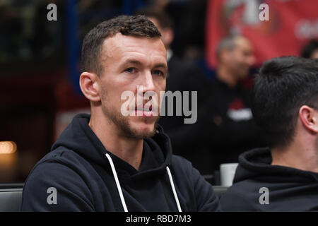 Foto Claudio Grassi/LaPresse 09 gennaio 2019 Assago (MI) Italia sport basket AX Armani Exchange Olimpia Milano vs FC Barcelone - Lassa Turkish Airlines Eurolega 2018/2019 - Mediolanum Forum. Nella foto : Ivan Perisic dans tribuna Photo Claudio Grassi/LaPresse Janvier 09, 2019 Assago (MI) Italie sport basket AX Armani Exchange Olimpia Milan vs FC Barcelone - Lassa Turkish Airlines EuroLeague 2018/2019 - Mediolanum Forum. dans la pic : Ivan Perisic dans les stands Banque D'Images