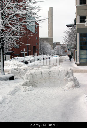 Neige dans la fin de piétons par des chasse-neige. L'hiver vint soudainement à Helsinki et couvert toute la ville. Banque D'Images