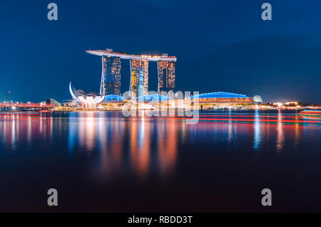 La nuit l'exposition de Marina Bay Sands Hotel Banque D'Images