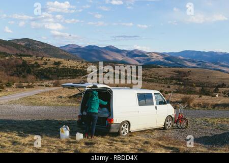 VW van. Rencontrez le couple de Britanniques qui ont voyagé le monde dans leur van converti au cours des quatre dernières années, la visite de plus de 23 pays dans le processus et couvrant assez de miles pour contourner la terre trois fois. Youtube Bee Roper et Theo Gove-Humphries (29), de Birmingham, UK, quitter leur emploi et vendu tous leurs biens avant de s'engager dans une année de voyage à travers l'Europe. Le couple a parcouru environ 78 000 milles dans leur £14k4 DAVL comme leur première année-long voyage transformée en un mode de vie. Après avoir visité la France, Hollande, Allemagne, Danemark, Suède, Norvège, Finla Banque D'Images