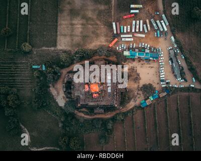 Les images aériennes étonnantes ont capturé une vue d'ensemble de l'éblouissant des temples bouddhistes du Myanmar. Des images montrent la variation dans les temples que vous regardez vers le bas sur eux au-dessus avec quelques cercles rouges et or d'être remplacés par des rectangles plus sombre et pyramide-esque de formes à d'autres endroits. D'autres clichés frappants montrent une structure en bambou autour d'un des temples, murs blancs menant à un top d'or et un nouveau lieu de culte en construction d'échafaudages tout autour de lui. L'amazing photos ont été prises à travers le Myanmar par architecte basé à Londres et photographe Dimitar Karaniko Banque D'Images