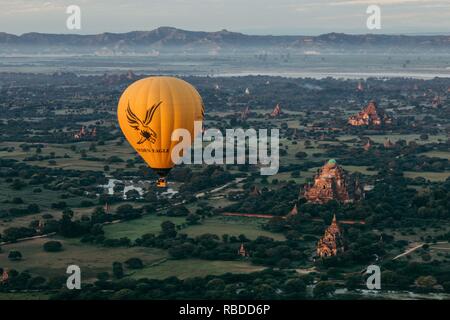 Les images aériennes étonnantes ont capturé une vue d'ensemble de l'éblouissant des temples bouddhistes du Myanmar. Des images montrent la variation dans les temples que vous regardez vers le bas sur eux au-dessus avec quelques cercles rouges et or d'être remplacés par des rectangles plus sombre et pyramide-esque de formes à d'autres endroits. D'autres clichés frappants montrent une structure en bambou autour d'un des temples, murs blancs menant à un top d'or et un nouveau lieu de culte en construction d'échafaudages tout autour de lui. L'amazing photos ont été prises à travers le Myanmar par architecte basé à Londres et photographe Dimitar Karaniko Banque D'Images