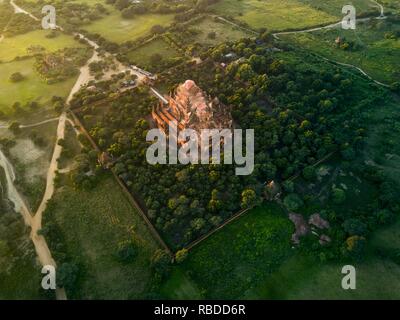 Les images aériennes étonnantes ont capturé une vue d'ensemble de l'éblouissant des temples bouddhistes du Myanmar. Des images montrent la variation dans les temples que vous regardez vers le bas sur eux au-dessus avec quelques cercles rouges et or d'être remplacés par des rectangles plus sombre et pyramide-esque de formes à d'autres endroits. D'autres clichés frappants montrent une structure en bambou autour d'un des temples, murs blancs menant à un top d'or et un nouveau lieu de culte en construction d'échafaudages tout autour de lui. L'amazing photos ont été prises à travers le Myanmar par architecte basé à Londres et photographe Dimitar Karaniko Banque D'Images