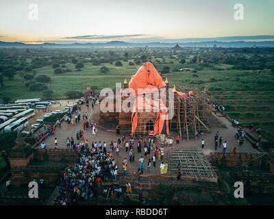 Les images aériennes étonnantes ont capturé une vue d'ensemble de l'éblouissant des temples bouddhistes du Myanmar. Des images montrent la variation dans les temples que vous regardez vers le bas sur eux au-dessus avec quelques cercles rouges et or d'être remplacés par des rectangles plus sombre et pyramide-esque de formes à d'autres endroits. D'autres clichés frappants montrent une structure en bambou autour d'un des temples, murs blancs menant à un top d'or et un nouveau lieu de culte en construction d'échafaudages tout autour de lui. L'amazing photos ont été prises à travers le Myanmar par architecte basé à Londres et photographe Dimitar Karaniko Banque D'Images