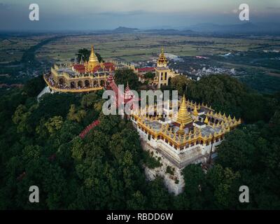 Les images aériennes étonnantes ont capturé une vue d'ensemble de l'éblouissant des temples bouddhistes du Myanmar. Des images montrent la variation dans les temples que vous regardez vers le bas sur eux au-dessus avec quelques cercles rouges et or d'être remplacés par des rectangles plus sombre et pyramide-esque de formes à d'autres endroits. D'autres clichés frappants montrent une structure en bambou autour d'un des temples, murs blancs menant à un top d'or et un nouveau lieu de culte en construction d'échafaudages tout autour de lui. L'amazing photos ont été prises à travers le Myanmar par architecte basé à Londres et photographe Dimitar Karaniko Banque D'Images