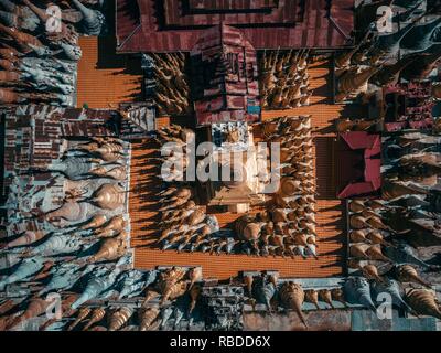 Les images aériennes étonnantes ont capturé une vue d'ensemble de l'éblouissant des temples bouddhistes du Myanmar. Des images montrent la variation dans les temples que vous regardez vers le bas sur eux au-dessus avec quelques cercles rouges et or d'être remplacés par des rectangles plus sombre et pyramide-esque de formes à d'autres endroits. D'autres clichés frappants montrent une structure en bambou autour d'un des temples, murs blancs menant à un top d'or et un nouveau lieu de culte en construction d'échafaudages tout autour de lui. L'amazing photos ont été prises à travers le Myanmar par architecte basé à Londres et photographe Dimitar Karaniko Banque D'Images