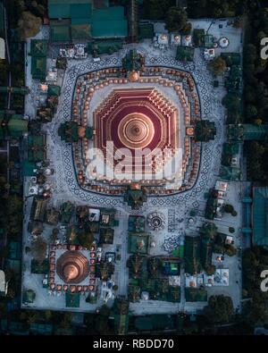 Les images aériennes étonnantes ont capturé une vue d'ensemble de l'éblouissant des temples bouddhistes du Myanmar. Des images montrent la variation dans les temples que vous regardez vers le bas sur eux au-dessus avec quelques cercles rouges et or d'être remplacés par des rectangles plus sombre et pyramide-esque de formes à d'autres endroits. D'autres clichés frappants montrent une structure en bambou autour d'un des temples, murs blancs menant à un top d'or et un nouveau lieu de culte en construction d'échafaudages tout autour de lui. L'amazing photos ont été prises à travers le Myanmar par architecte basé à Londres et photographe Dimitar Karaniko Banque D'Images