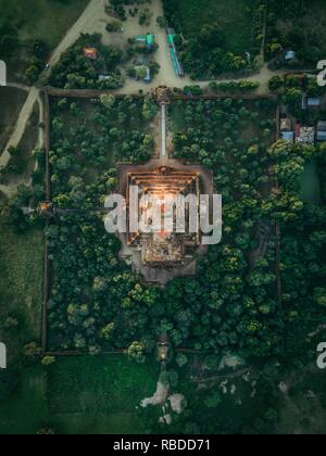 Les images aériennes étonnantes ont capturé une vue d'ensemble de l'éblouissant des temples bouddhistes du Myanmar. Des images montrent la variation dans les temples que vous regardez vers le bas sur eux au-dessus avec quelques cercles rouges et or d'être remplacés par des rectangles plus sombre et pyramide-esque de formes à d'autres endroits. D'autres clichés frappants montrent une structure en bambou autour d'un des temples, murs blancs menant à un top d'or et un nouveau lieu de culte en construction d'échafaudages tout autour de lui. L'amazing photos ont été prises à travers le Myanmar par architecte basé à Londres et photographe Dimitar Karaniko Banque D'Images